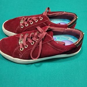 Fashion tennis shoes